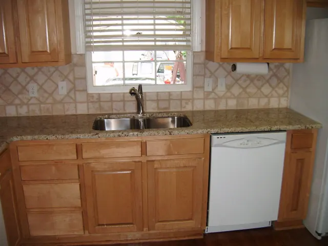 Bancada de granito Amarelo Ornamental com cuba dupla de inox: cozinha completa com armários de madeira