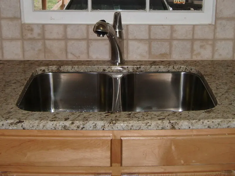 Bancada de granito Amarelo Ornamental com cuba dupla de inox
