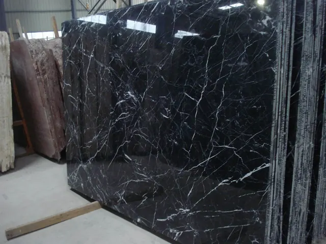 Mármore Nero Marquina polido: chapas de nero marquina no depósito
