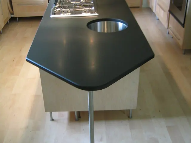 Superfície do granito Preto Absoluto: ilha de cozinha em acabamento levigado